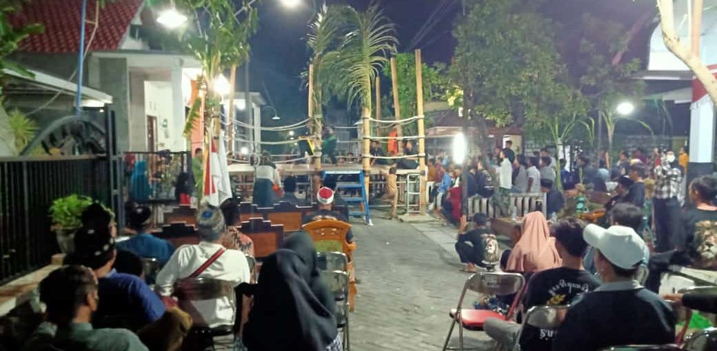 Pentas atraksi pencak silat dalam rangka sedekah bumi Desa Kemangi Kecamatan Bungah, Sabtu (05/11/2022) malam.