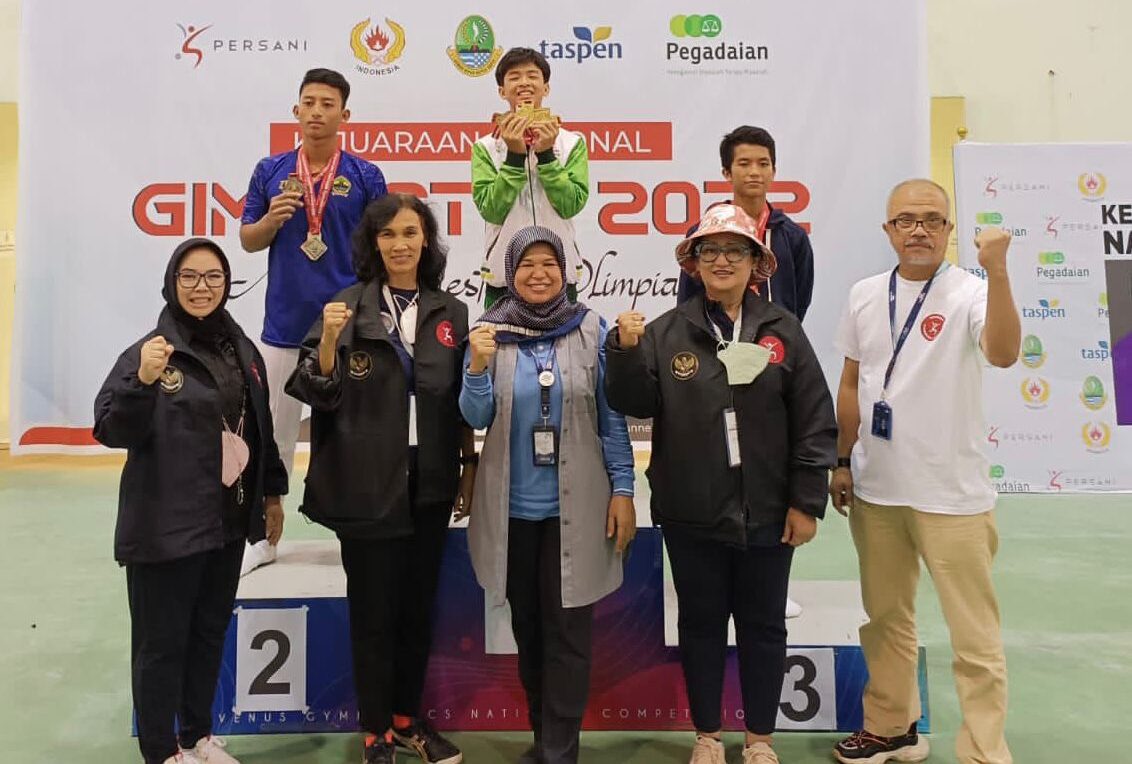 Atlet senam binaan Petrokimia Gresik saat menerima medali kejuaraan usia pertandingan Kejurnas Persani 2022
