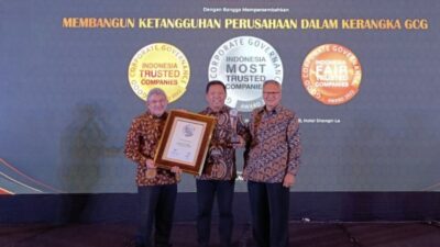 DKU PG, Budi Wahju Soesilo (tengah) saat menerima penghargaan Most Trusted Companies dalam ajang Indonesia Good Corporate Governance 2022