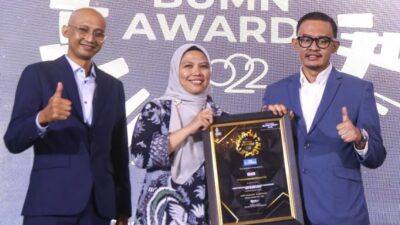 Founder dan CEO The Iconomics, Bram S. Putro saat menyerahkan penghargaan kepada General Manager of Investor Relations SIG, Febriandita Kusuma di Le Meridien Hotel, Jakarta, Kamis (27/10/2022).