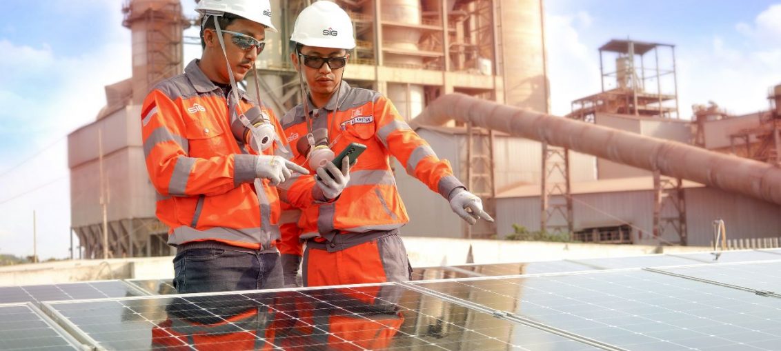 Pemanfaatan solar panel untuk operasional di Pabrik Rembang.