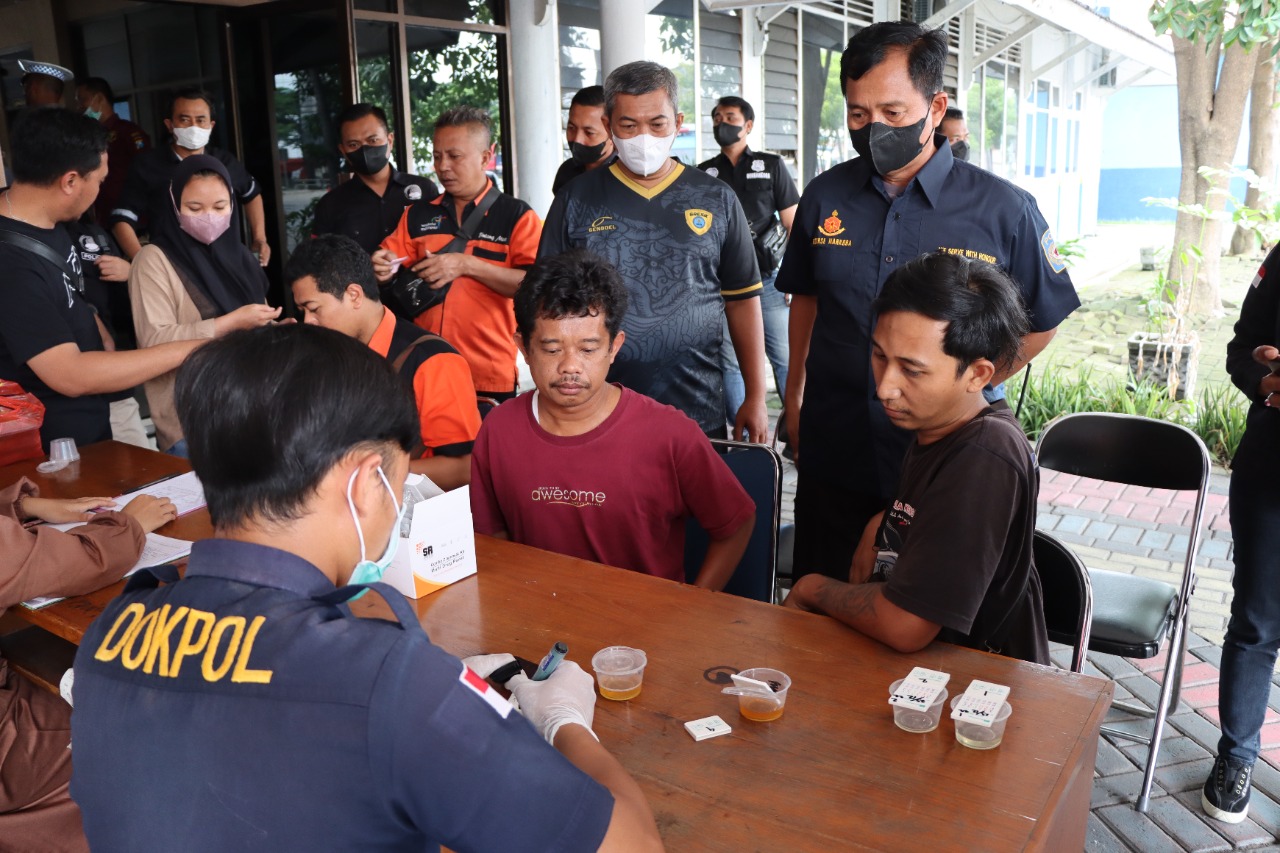 Polres Gresik menggelar tes urine dadakan bagi awak armada bus dalam Operasi Lilin Semeru 2022 di Terminal Bunder, Jumat (23/12/2022)