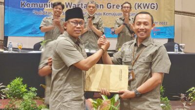 Penyerahan mandat oleh Ketua KWG Syhud Almanfaluty (kanan) kepada ketua terpilih Miftahul Arif (kiri)