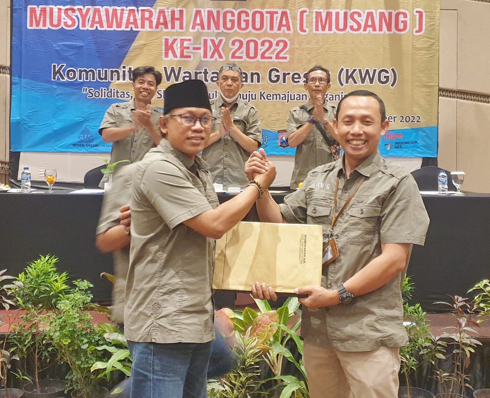 Penyerahan mandat oleh Ketua KWG Syhud Almanfaluty (kanan) kepada ketua terpilih Miftahul Arif (kiri)