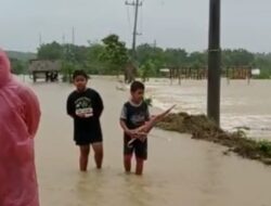 Diguyur Hujan Sejak Dini Hari, Sejumlah Desa di Gresik Utara Tergenang Banjir