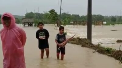 Diguyur Hujan Sejak Dini Hari, Sejumlah Desa di Gresik Utara Tergenang Banjir
