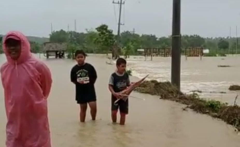 Salah satu desa di Kecamatan Panceng tergenang banjir usai diguyur hujan deras sejak dini hari, Sabtu (31/12/2022)