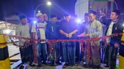 Kepala Desa Pangkahkulon didampingi jajarannya saat meresmikan Jembatan impian Dusun Kalingapuri, Sabtu (31/12/2022) malam.