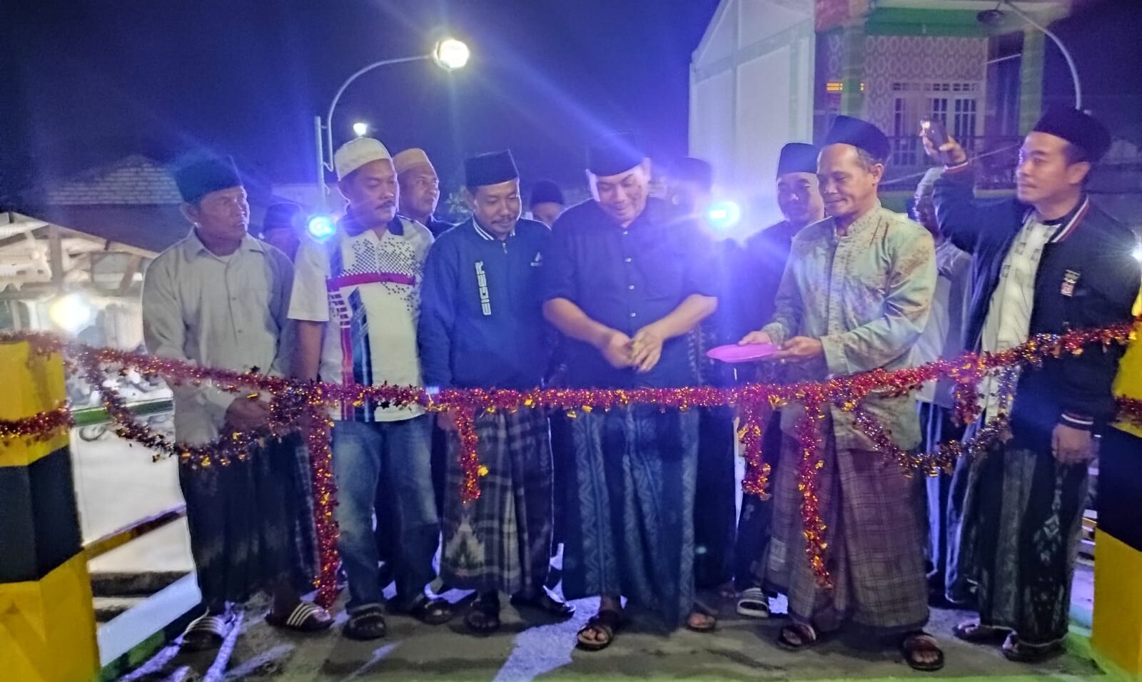 Kepala Desa Pangkahkulon didampingi jajarannya saat meresmikan Jembatan impian Dusun Kalingapuri, Sabtu (31/12/2022) malam.
