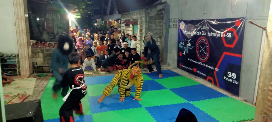 Pementasan seni tradisional macanan saat memperingati Hari Ulang Tahun (HUT) ke-59, Perguruan Silat (PS) Sarimulyo yang bertempat di Dusun Gunung Sari Desa Indrodelik, Sabtu (13/11/2021).