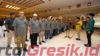 Bupati Gresik Fandi Akhmad Yani saat mengukuhkan pengurus baru Komunitas Wartawan Gresik (KWG) di Ruang Mandala Bhakti Praja Kantor Bupati Gresik, Jum'at (20/1/2023).