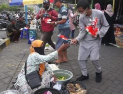Tumbuhkan Nasionalisme, Siswa SMAMIO Bagikan 770 Bendera Merah Putih Ke Pedagang Pasar
