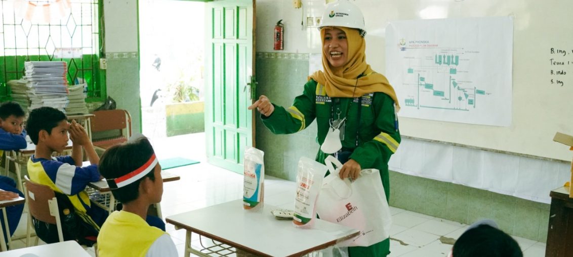 Program yang diselenggarakan di sepuluh sekolah tingkat SD sekitar perusahaan tersebut, juga diberikan dukungan bantuan berupa beasiswa dan uang pembinaan guru senilai Rp135 juta.