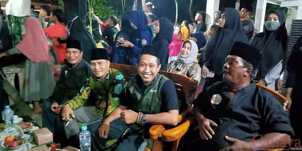(Dari Kiri) Kades Kemangi Ahmad Yusuf, Ketua BPD Kemangi Muhammad Subkhan, BPD Desa Indrodelik Muhammad Antonis Suyitno, Sekdes Kemangi Mighfar, saat pegelaran pentas pencak silat dalam rangka Sedekah Bumi Desa Kemangi, Sabtu (05/11/2022)