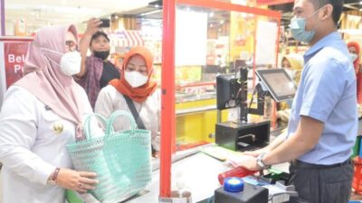 Wakil Bupati Gresik Hj. Aminatun Habibah turun langsung mengkampanyekan pembatasan penggunaan kantong plastik, Rabu (23/11/2022).