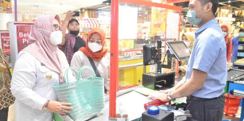 Wakil Bupati Gresik Hj. Aminatun Habibah turun langsung mengkampanyekan pembatasan penggunaan kantong plastik, Rabu (23/11/2022).