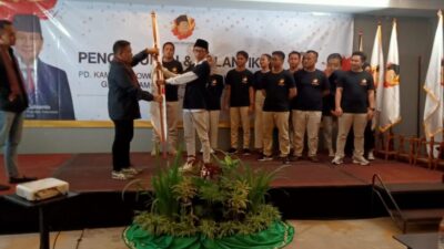 Pimpinan Daerah (PD) Komunitas Anak Muda Indonesia (KAMI) Jatim dan 4 Pimpinan Cabang KAMI (Gresik, Lamongan, Surabaya, dan Sidoarjo) dilantik dan dikukuhkan oleh Ketua Pimpinan Pusat (PP) KAMI Prabowo, Bahtiar Sebayang, pada Kamis (8/12/2022).
