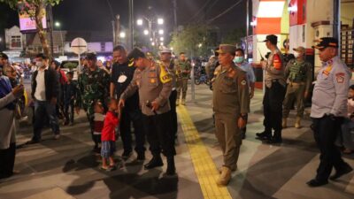 Kapolres Gresik AKBP Mochamad Nur Azis saat pimpin penyisiran pasukan gabungan pengamanan malam tahun baru 2023, Sabtu (31/12/2022) malam.