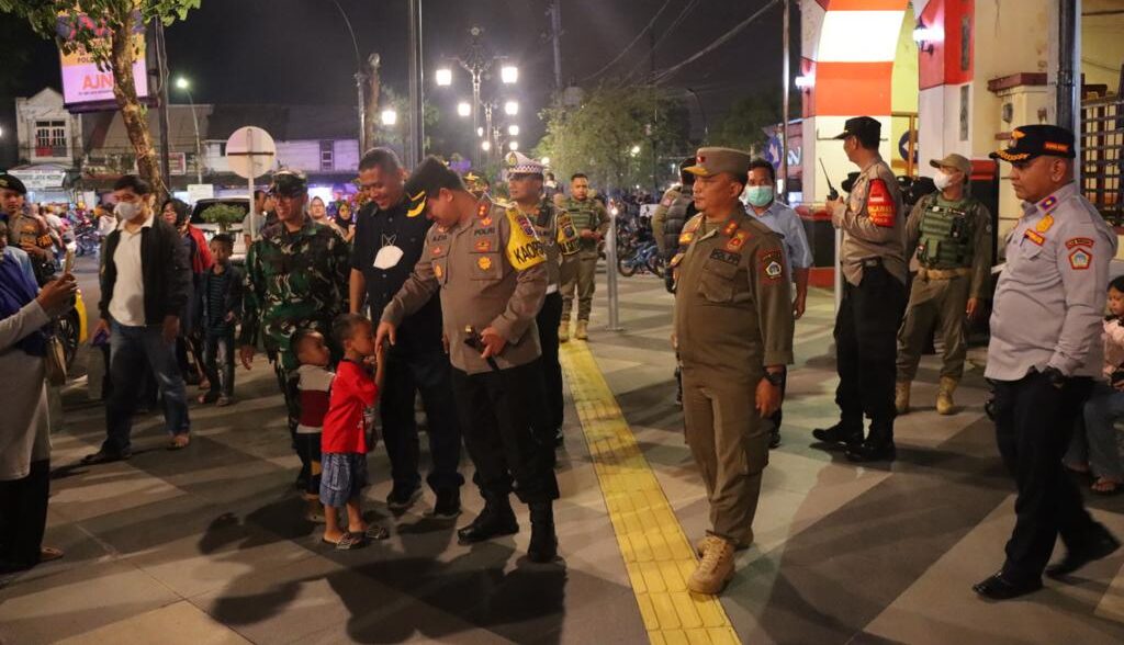 Kapolres Gresik AKBP Mochamad Nur Azis saat pimpin penyisiran pasukan gabungan pengamanan malam tahun baru 2023, Sabtu (31/12/2022) malam.