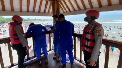 Antisipasi Terjadinya Kecelakan Laut Saat Libur Tahun Baru, Polres Gresik Terjunkan Personel di Obyek Wisata