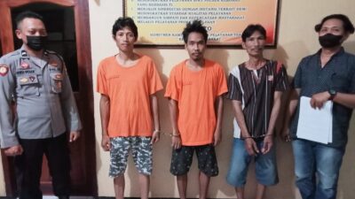 Tersangka Pelaku Kasus Pencurian Barang di Pergudangan Kebomas saat diamankan di Polres Gresik, Senin (2/01/2022)