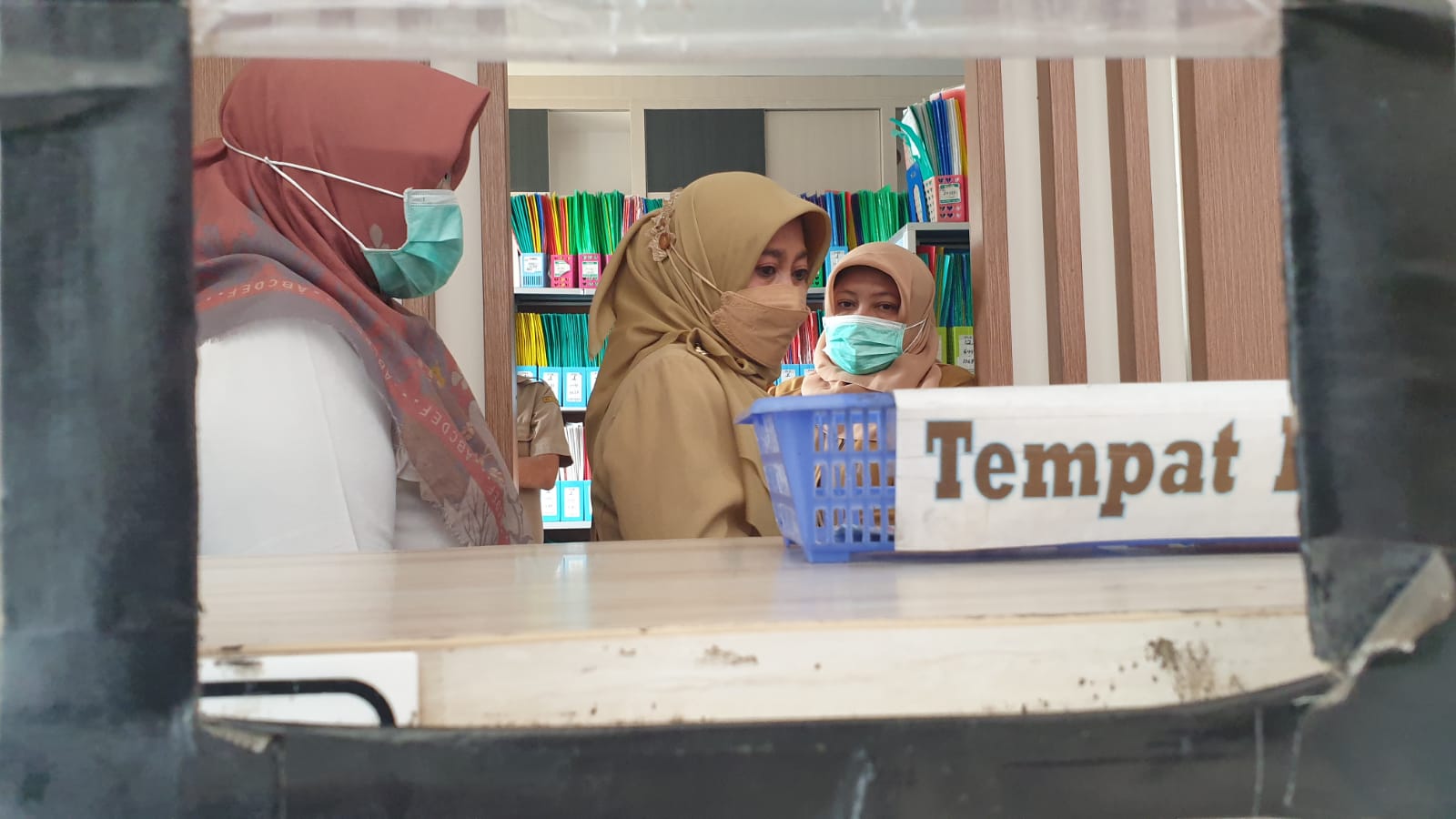 Kepala Dinas Kesehatan (Kadinkes) dr. Mukhibatul Husna melakukan inspeksi mendadak (sidak) ke Puskesmas Sembayat, Selasa (03/01/2022).