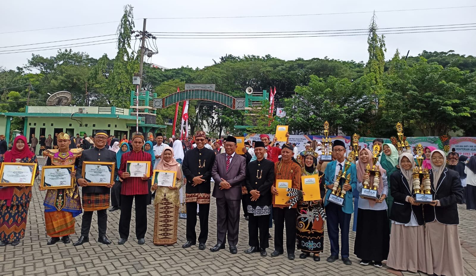 Kepala Kanwil Kemenag Provinsi Jatim, Husnul Maram memberikan reward kepada Kepala MI Manbaur Rohmah Hamidatusaaidah saat peringatan Hari Amal Bhakti (HAB) Kemenag di Surabaya, Selasa (3/1/2022) pagi.