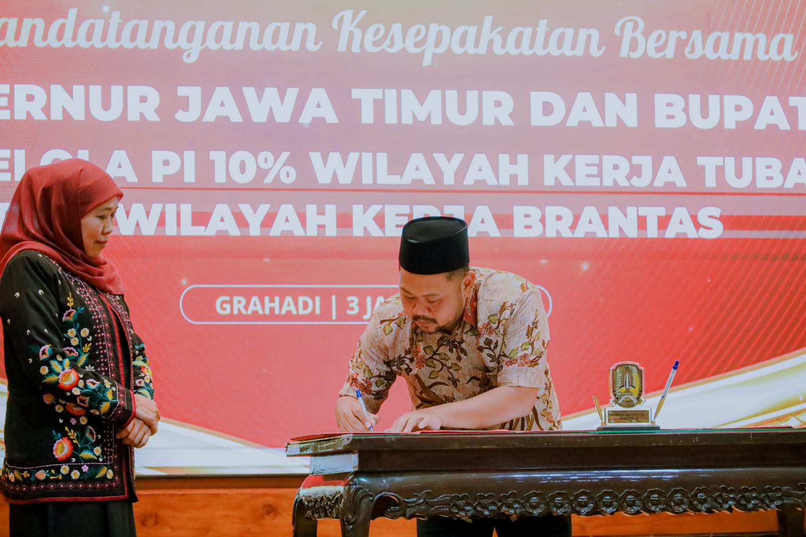 Disaksikan Gubernur Jatim Khofifah Indar Parawansa, Bupati Gresik saat menandatangani Participating Interest 10 % bersama 5 kepala daerah di Jatim, Selasa (03/01/2022) malam.