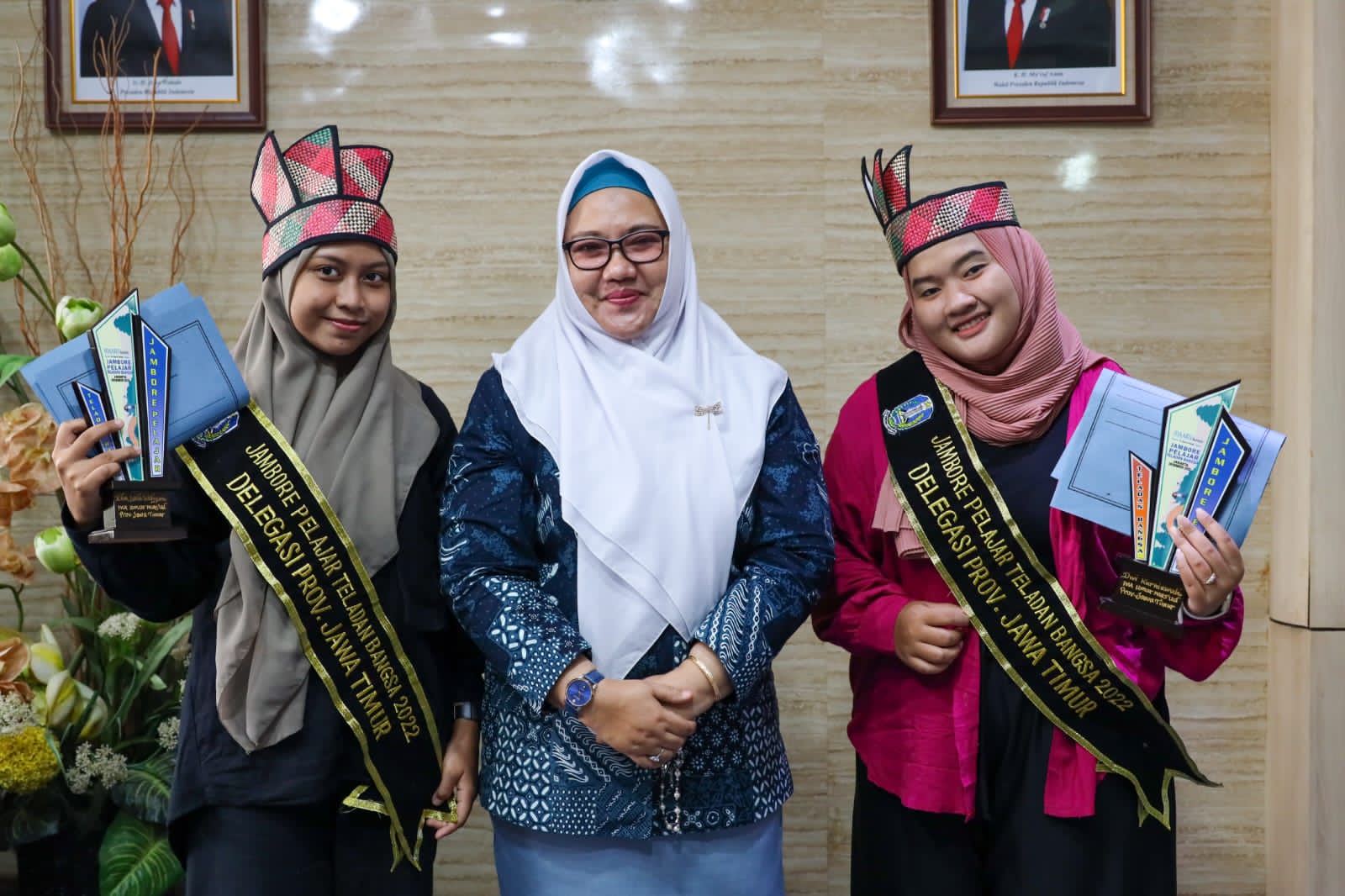 Dua siswi asal Bawean, Gresik diapresiasi dan diundang Wakil Bupati Gresik Aminatun Habibah ke kantornya, Kamis (5/1/2023).