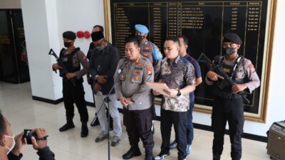 Kapolres Gresik saat melakukan konfrensi pers terkait ditetapkannya tersangka pemmukulan siswi Kepala Sekolah MTS Nurul Islam anyar oleh Kepsek berinisial AN, Sabtu (7/01/2022).