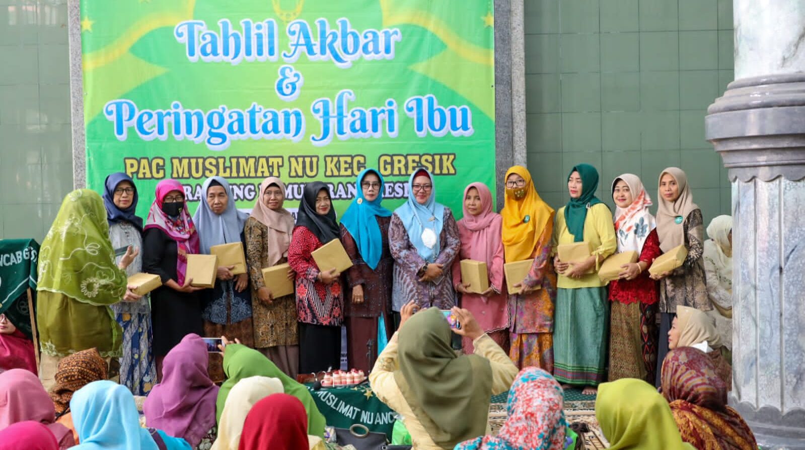 Wakil Bupati Gresik Hj. Aminatun Habibah, saat menghadiri peringatan Hari Ibu bersama Muslimat Nahdlatul Ulama' (NU) Gresik, di Masjid Jama'atul Ikhwan, Kemuteran, Gresik, Minggu (8/1/2023).