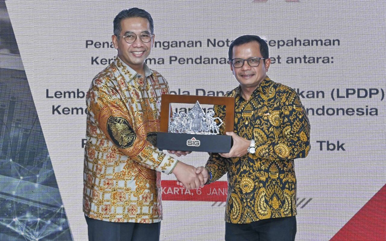Direktur Utama SIG, Donny Arsal (kanan) menyerahkan cinderamata kepada Direktur Utama LPDP, Andin Hadiyanto (kiri) pada acara Penandatanganan Nota Kesepahaman kerja sama pendanaan riset, di Jakarta, pada Jumat (6/1).