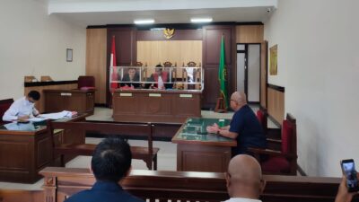 Salah satu tokoh santri H Syaiful Arif (Baju biru sebelah Kanan) pemilik salah satu lahan, saat dihadapan majelis hakim dan melakukan protes keras dalam sidang konsinyasi pembebasan lahan tol KLBM, Senin (09/01/2023).