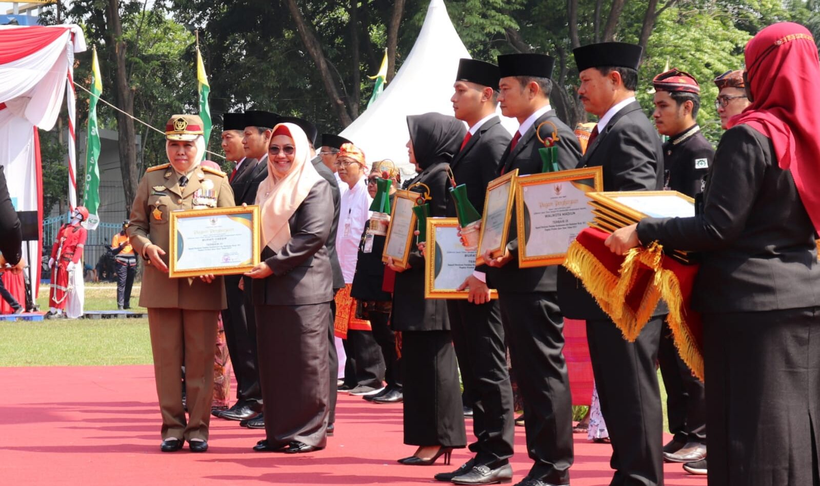 Gubernur Jatim Khofifah Indar Parawansa saat memberikan penghargaan K3 Nasional kepada Wakil Bupati Gresik Aminatun Habibah di Lapangan Prapat Kurung Tanjung Perak Surabaya, Kamis (12/1/2023).