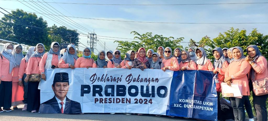 Emak-emak yang tergabung dalam Komunitas UMKM di Kabupaten Gresik saat memberikan dukungan ke Ketua Umum Dewan Pimpinan Pusat Partai Gerindra Prabowo Subianto sebagai Calon Presiden (Capres) pada pemilu presiden (Pilpres) 2024.