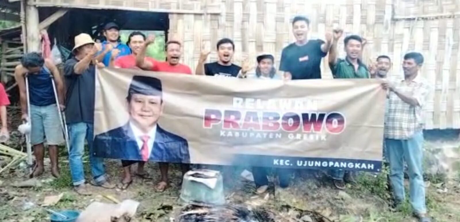 Para Petani Desa Cangaan Kecamatan Ujungpangkah dengan semangatnya saat menyuarakan dukungan untuk memenangkan Bapak Prabowo Subianto menjadi Presiden RI pada Pemilu 2024 mendatang, Minggu (15/01/2023)