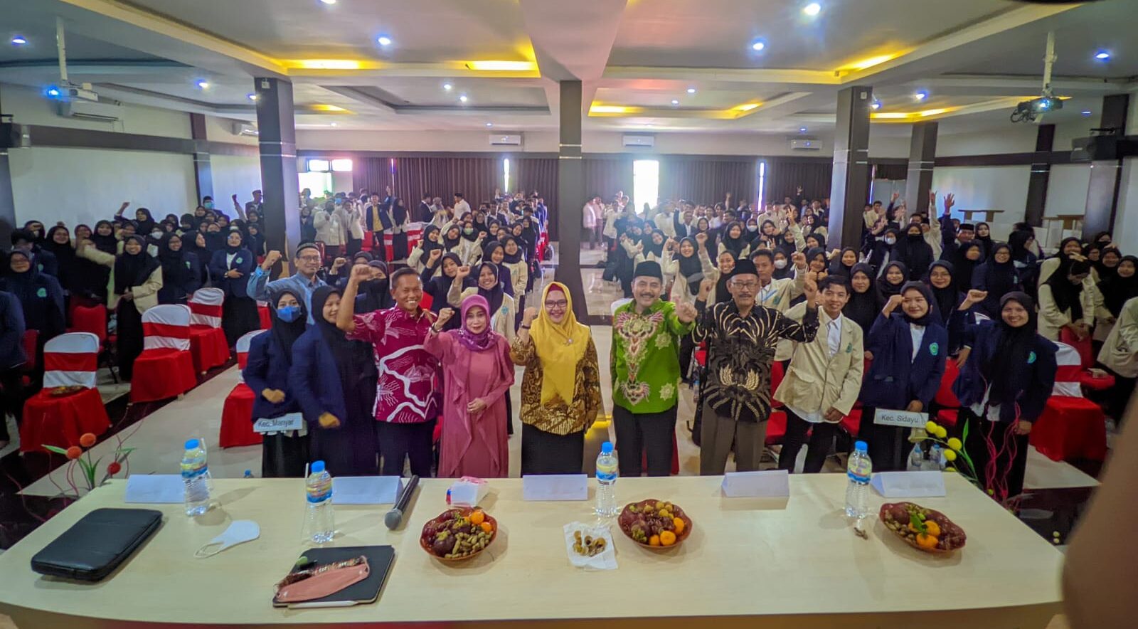 Foto bersama Wakil Bupati Gresik Aminatun Habibah dengan peserta KKN dan para dosen Universitas Qomaruddin saat pembukaan acara pembekalan KKN, Minggu (22/01/2023).