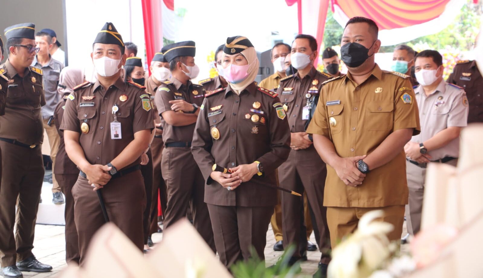 Bupati Gresik saat melakukan menghadiri peresmian kompleks rumah dinas dan musholah Kejaksaan Republik Indonesia (Kejari) Gresik, serta rumah rehabilitasi Narkotika, Psikotropika, dan Bahan Adiktif (Napza), Selasa (24/02/2023).