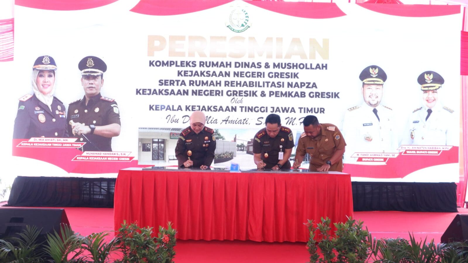 Bupati Gresik saat melakukan menandatangani peresmian kompleks rumah dinas dan musholah Kejaksaan Republik Indonesia (Kejari) Gresik, serta rumah rehabilitasi Narkotika, Psikotropika, dan Bahan Adiktif (Napza), Selasa (24/02/2023).