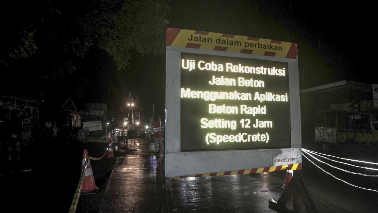 SIG melakukan rekonstruksi jalan beton di Jalan Raya Karangawen, Semarang-Godong menggunakan teknologi beton cepat kering (SpeedCrete).
