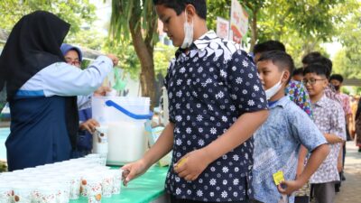 Edukasi Pentingnya Menjaga Gizi, SD Muhammadiyah GKB Bagikan Susu Dan Vitamin Gratis Kepada Siswanya