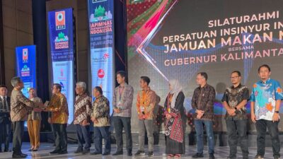 Dirut PG, Dwi Satriyo Annurogo (4 dari kiri) Saat Menerima Penghargaan Pionir dalam Penyelenggaraan Keinsinyuran dan Penghasil Profesional Insinyur Terbanyak yang diserahkan langsung oleh Ketua Umum PII, Danis H. S