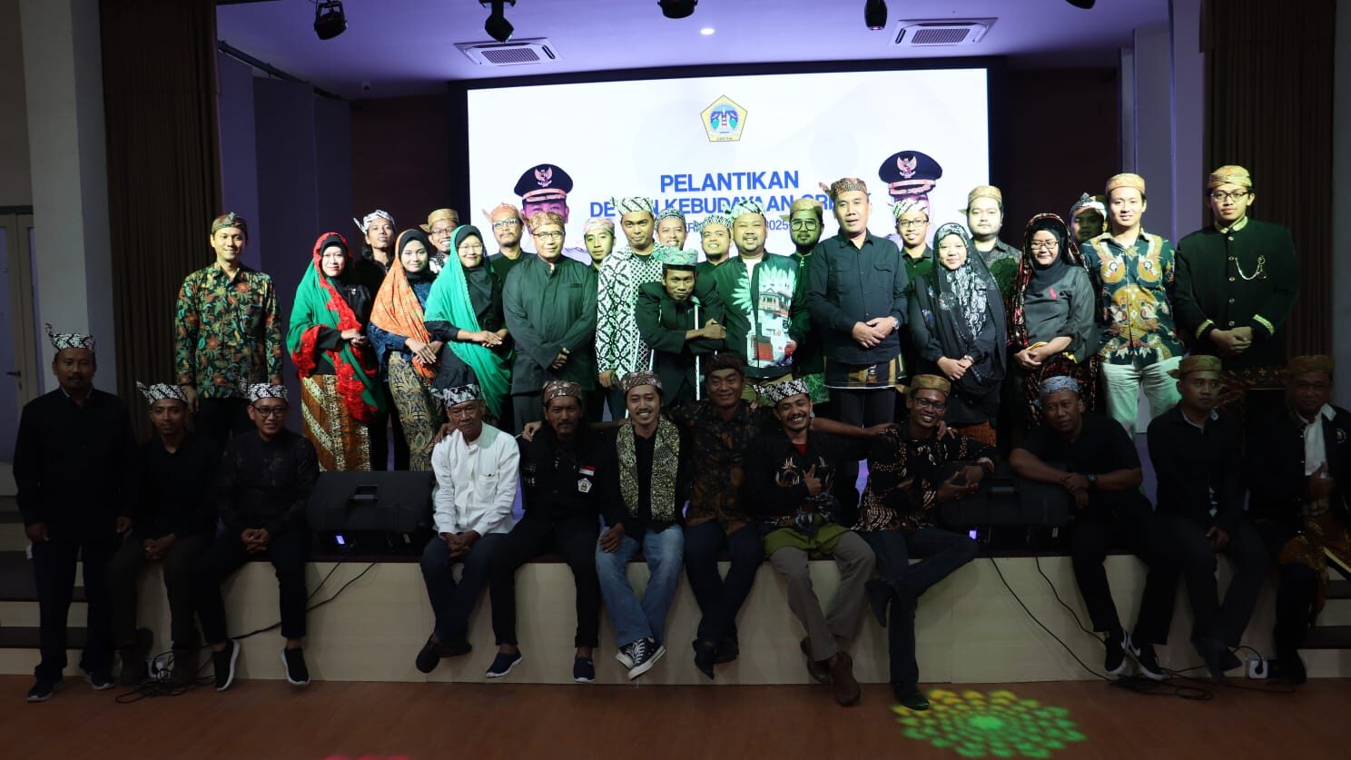 Bupati Gresik Fandi Ahmad Yani bersama pengurus DKG periode 2022 - 2025 usai pelantikan di Gedung Nasional Indonesia (GNI) pada Jum'at (27/1/2023) malam.