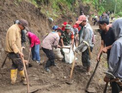 Hujan Deras Akibatkan Meluapnya Air Disertai Material Lumpur, 8 Rumah Dan Jalan Desa Rusak di Kecamatan Sangkapura