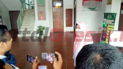 Kepala Dinas Diskoperindag Gresik Malahatul Fardah saat dikonfirmasi oleh awak media setelah keluar dari ruang pemeriksaan Kejaksaan Gresik, Rabu (01/02/2023).