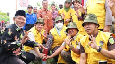 Wakil Bupati Gresik Aminatun Habibah, Kepala Kantor Wilayah (Kanwil) ATR/BPN Provinsi Jawa Timur Johanar, Kepala BPN Gresik Asep Heri saat melakukan gerakan Pemasangan Patok Batas (Gemapatas), di Desa Dahanrejo Kecamatan Kebomas Kabupaten Gresik, Jum'at (03/02/2023).