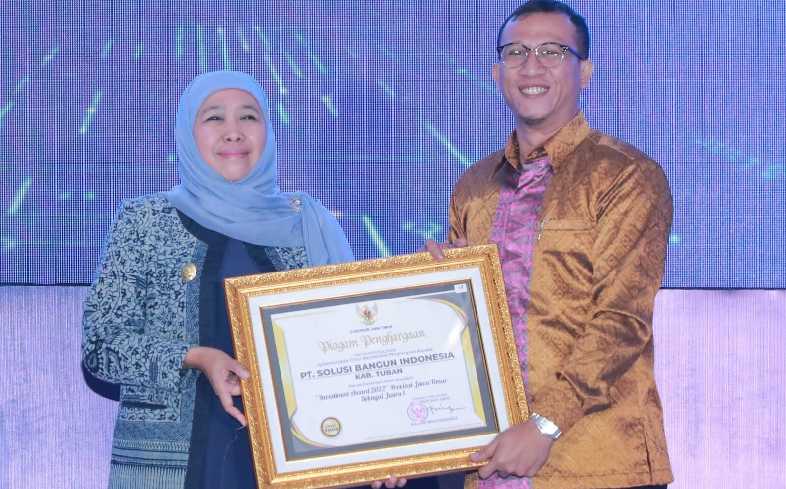 Gubernur Jawa Timur, Khofifah Indar Parawansa, memberikan penghargaan Investment Award kepada Government Relations Officer SBI Pabrik Tuban, Ario Patra Nugraha, pada acara Jatim Investment Leaders Forum and Awards (JILFA) 2023 yang digelar di JW Marriot Hotel Surabaya, Selasa (02/02/2023).