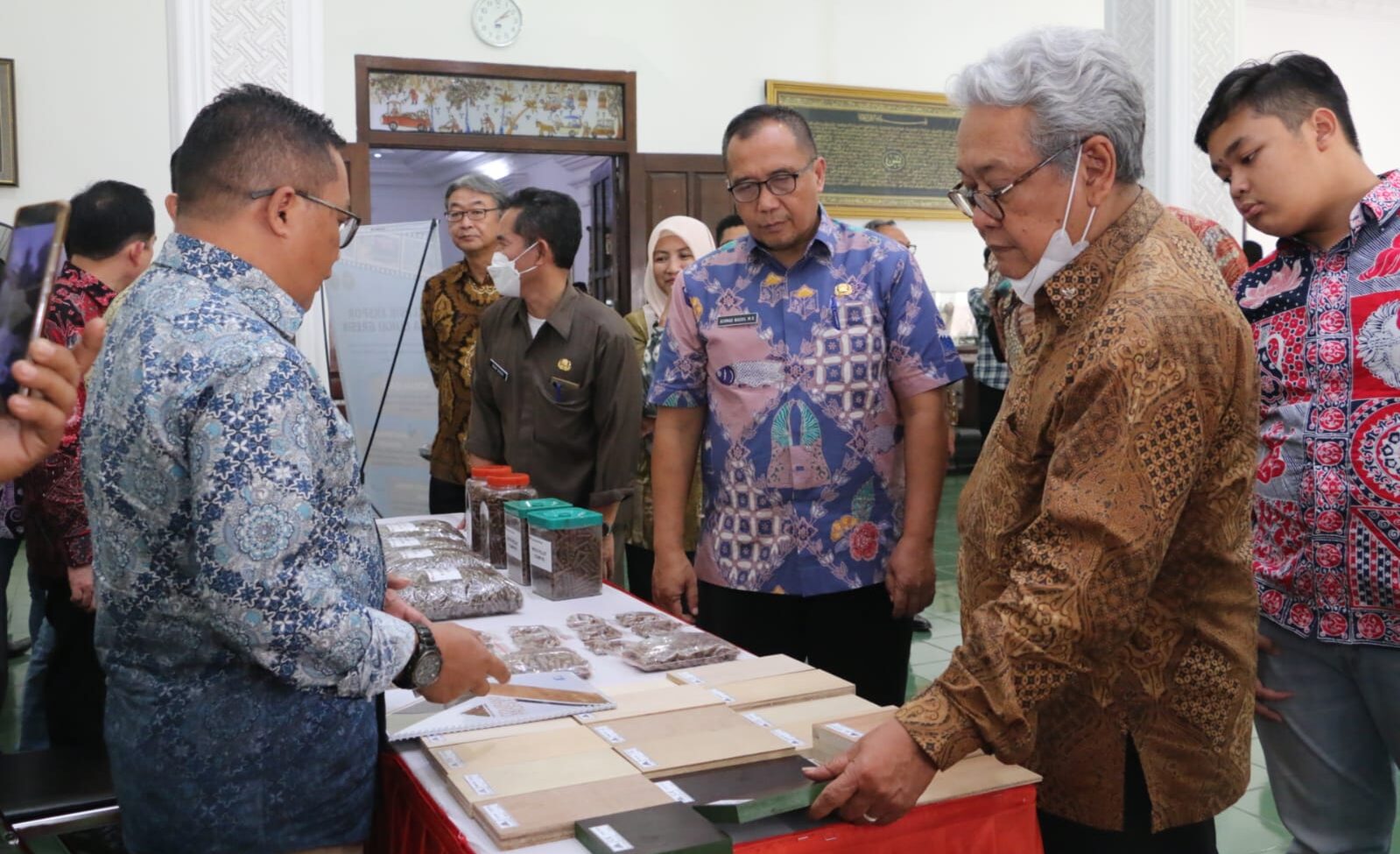 Sekretaris Daerah Kabupaten Gresik, Ahmad Washil Miftahul Rahman, saat menerima kunjungan kehormatan dari Duta Besar Republik Indonesia (Dubes RI) untuk Jepang dan Federasi Mikronesia Heri Akhmadi, di Pendopo Kabupaten Gresik, Jumat (03/02/2023).