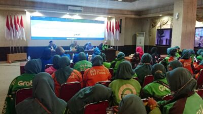 Ketua Lembaga Dakwah Nahdlatul Ulama (LDNU) Gresik, KH. Abdur Ro'uf saat mengisi pengajihan dalam program Pembina Gerakan Sayang Ojek Online Perempuan (Gaspoll), di Ruang pertemuan Putri Cempo Kantor Pemkab Gresik, Kamis (02/02/2023).