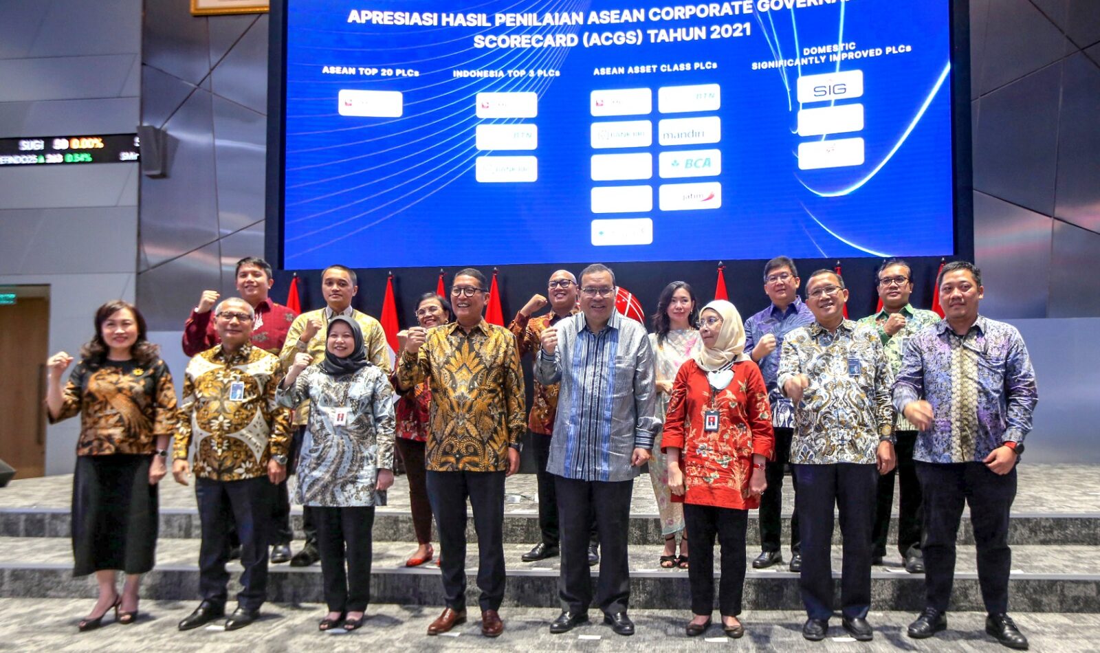SVP of Legal, Governance & Compliance SIG, Maralda H. Kairupan (kiri atas) bersama perwakilan perusahaan pemenang ASEAN Corporate Governance Scorecard Tahun 2021, di Main Hall PT Bursa Efek Indonesia, Jakarta, Selasa (31/1).